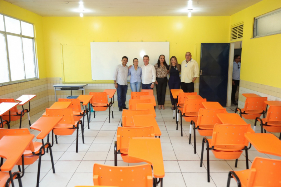 Escolas de Ensino Médio em Tempo Integral de Boa Vista recebem novas carteiras para o início do ano letivo 2020